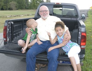 KinleighMasonandGrandpa 